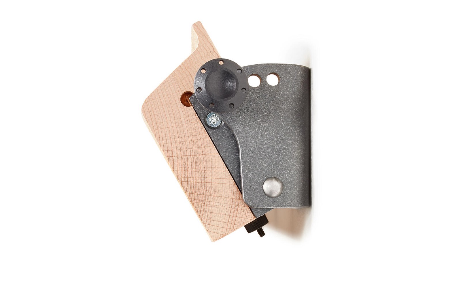 End-mount of the bäm! board with the magnetic plug at the side of the bracket that sets the board angle